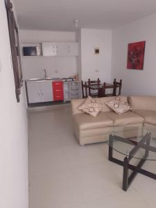 - un salon avec deux canapés et une table dans l'établissement Departamentos en Playa Pulpos HOSPEDAJE DELFINES HOUSE, à Lurín