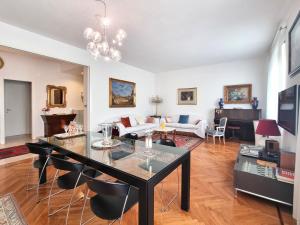 uma sala de estar com uma mesa e um sofá em Mancini 1 - Gran Madre em Turim