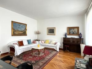 uma sala de estar com dois sofás e uma mesa em Mancini 1 - Gran Madre em Turim