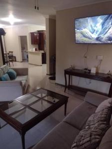Serenity Escape في راناوي باي: غرفة معيشة مع أريكة وطاولة قهوة