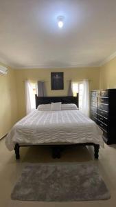 1 dormitorio con 1 cama grande y vestidor en Serenity Escape en Runaway Bay