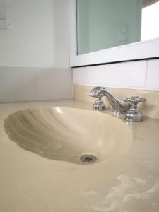 a sink in a bathroom with a mirror at Apartamento Edificio Tuncahuan, 12 de octubre a 50mts Swissotel in Quito