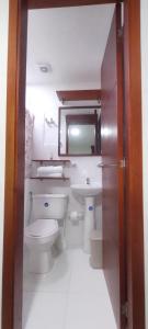 Kamar mandi di Hostal El Recreo