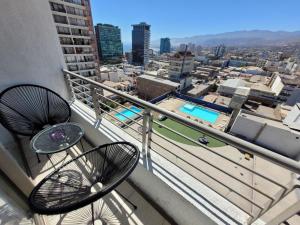 balcón con 2 sillas y vistas a la ciudad en Central departamento - estacionamiento gratis, en Antofagasta