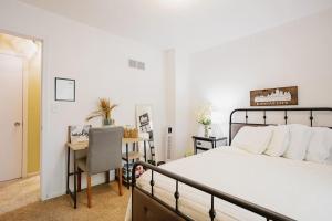 - une chambre avec un lit et un bureau avec un ordinateur dans l'établissement Becky & Marvels 420 Stay - Private Room, 