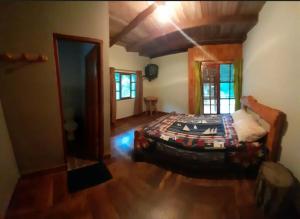 1 dormitorio con 1 cama en el centro de una habitación en Cabañas Campestres Villa Bella, en Coroico Viejo