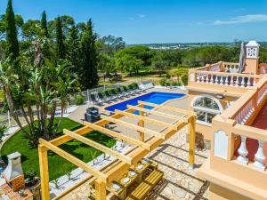 une vue aérienne d'une villa avec piscine dans l'établissement Solar dos Gandums by Atlantic Places, à Pêra