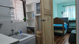 een badkamer met een bad, een wastafel en een bed bij Habitaciones privadas en Ñuñoa in Santiago