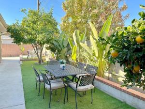 una mesa al aire libre y sillas con naranjas en un jardín en Orchard Villa Disneyland 5 Bedroom Pool Home Spa en Anaheim