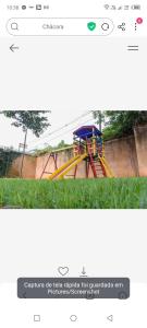 uma imagem de um parque infantil com um slide em Parque das árvores hospedagem e eventos em Barretos