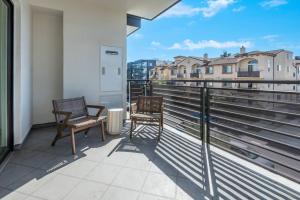 En balkon eller terrasse på Deluxe Modern 2-bedroom Condo w/ Roof Deck!