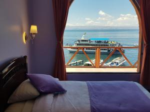 Comunidad YumaniHostal Phaxsi的享有游轮景色的卧室