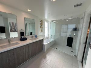 baño grande con 2 lavabos y ducha en The Century City Cozy 3 Bedroom Apartment with free parking!, en Los Ángeles