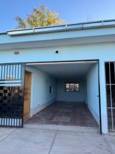 un garaje vacío con una puerta y un edificio en Departamentos Malargue en Malargüe