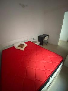 een groot rood bed in een kamer met: bij Central big apartament in Barcelona