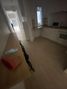 een lege kamer met een keuken en een woonkamer bij Central big apartament in Barcelona
