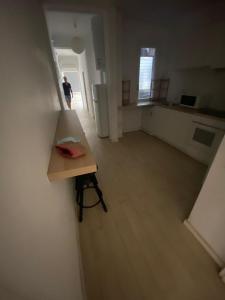 een kamer met een tafel en een persoon in een keuken bij Central big apartament in Barcelona
