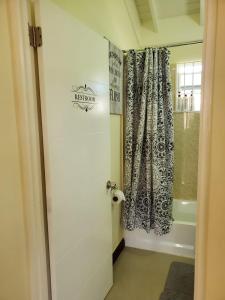 Ένα μπάνιο στο The Surada Bay 2 bedrooms