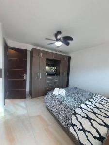 a bedroom with a bed and a ceiling fan at 55-7 Lindo y céntrico apto. in Panama City