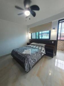a bedroom with a bed and a ceiling fan at 55-7 Lindo y céntrico apto. in Panama City