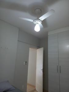 a ceiling fan in a room with a closet at Aluguel por temporada em Cuiabá in Cuiabá