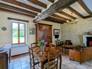 cocina y comedor con mesa y sillas en Gîte Saulnay, 3 pièces, 5 personnes - FR-1-591-86, en Saulnay