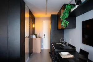 Η κουζίνα ή μικρή κουζίνα στο Studio Novo Vila Madalena +16 φωτογραφίες