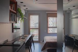 a room with a bed and a desk and a bed sidx sidx sidx at Studio Vila Madalena Mirant in São Paulo