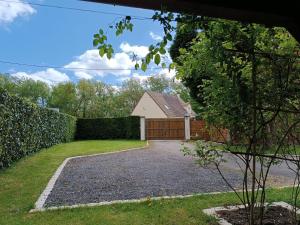 eine Auffahrt mit Garage im Hof in der Unterkunft Gîte spacieux à 1h de Paris avec jardin et parking, proche Montargis et activités variées - FR-1-590-366 in Nargis