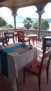 een tafel en stoelen op een veranda met uitzicht op de oceaan bij Bayview Villa -Sea Side Villa in Mahe