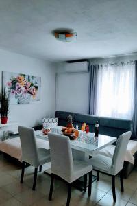 ein Esstisch und Stühle in einem Wohnzimmer in der Unterkunft Holiday house with a parking space Cove Piskera, Solta - 21775 in Grohote