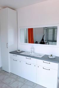 ein weißes Badezimmer mit zwei Waschbecken und einem Spiegel in der Unterkunft Holiday house with a parking space Cove Piskera, Solta - 21775 in Grohote