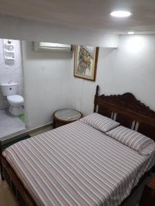 sypialnia z łóżkiem i toaletą w obiekcie Hostal Casa de las Americas w mieście Cartagena de Indias