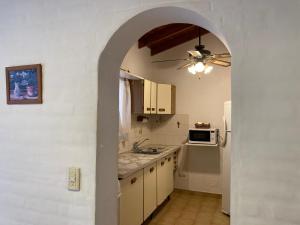 a kitchen with a ceiling fan and an archway at Patagonien Alquiler Temporario in Puerto Madryn