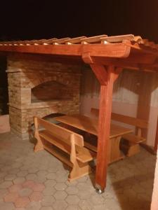 un banco de madera bajo una mesa con chimenea en Apartments and rooms with parking space Povljana, Pag - 22707, en Povljana