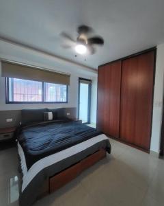 Un dormitorio con una cama y un ventilador de techo. en 55-3 Apartamento céntrico., en Panamá