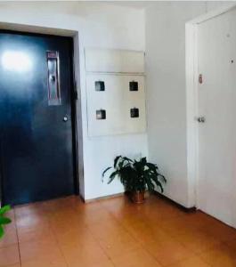 una habitación con una puerta y una maceta en Bellesa en Montevideo