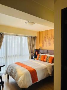 Un dormitorio con una cama grande y una ventana en LOS ARCES HOTEL, en Lima