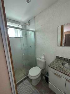 uma casa de banho com um WC, um chuveiro e um lavatório. em Flat aconchegante em Piratininga 100 mt da praia em Niterói