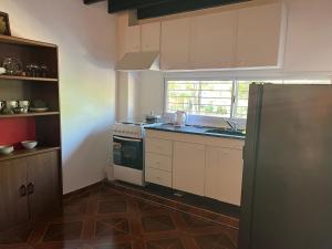 Una pequeña cocina con fregadero y estufa. en Ayacucho aparts Mendoza, en Mendoza