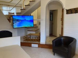 a living room with a television on a wall at Patagonien Alquiler Temporario in Puerto Madryn