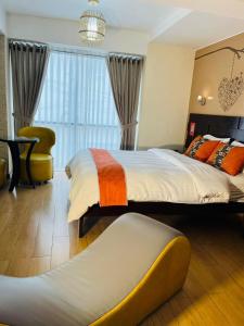 una habitación de hotel con 2 camas y una silla en LOS ARCES HOTEL, en Lima