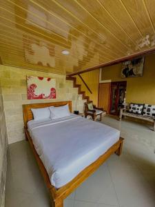 Cette chambre comprend un grand lit et un escalier. dans l'établissement Family Room 2 With Sharing Pool, à Silebeng