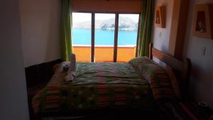 a bedroom with a bed with a view of a window at Inti kala lodge in Comunidad Yumani