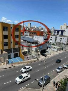 una vista de una ciudad con coches aparcados en una calle en Apartamento Salvador/200m da praia., en Salvador