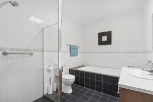 Bilik mandi di Beach Front Esplanade Victor Harbor - BYO Linen - Wi-Fi - Family +22 gambar