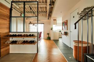 大阪市にあるSOUTH EAST INNの棚に靴を履いた部屋