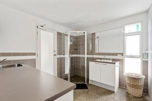 Ένα μπάνιο στο Absolute Luxury Beachfront - Middleton - BYO Linen +27 φωτογραφίες