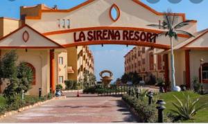 Lasirena Resort Aqua Park-Family Only في العين السخنة: مبنى فيه لافته مكتوب عليها منتجع لاس الأناناس