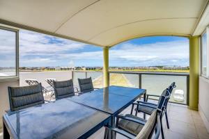 Μπαλκόνι ή βεράντα στο Hindmarsh Island - Linen Included - Waterfront - Luxury